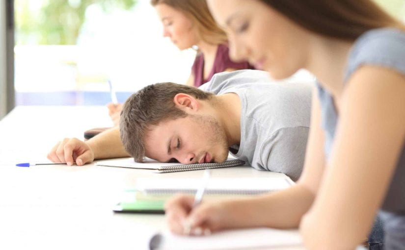 Les adolescents arrivent à l’école fatigués – Faut-il commencer plus tard?